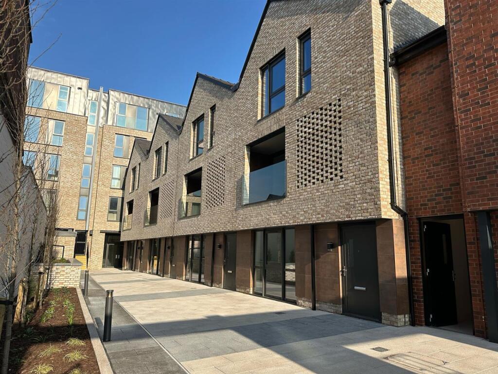 4 bedroom townhouse for sale in Railway Street, Altrincham, WA14